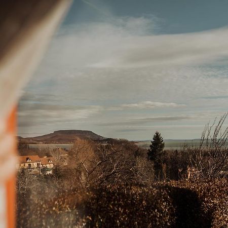 Mandulas Kabin A Kishaz Dezsaval Es Kilatassal A Balatonra Balatongyörök エクステリア 写真