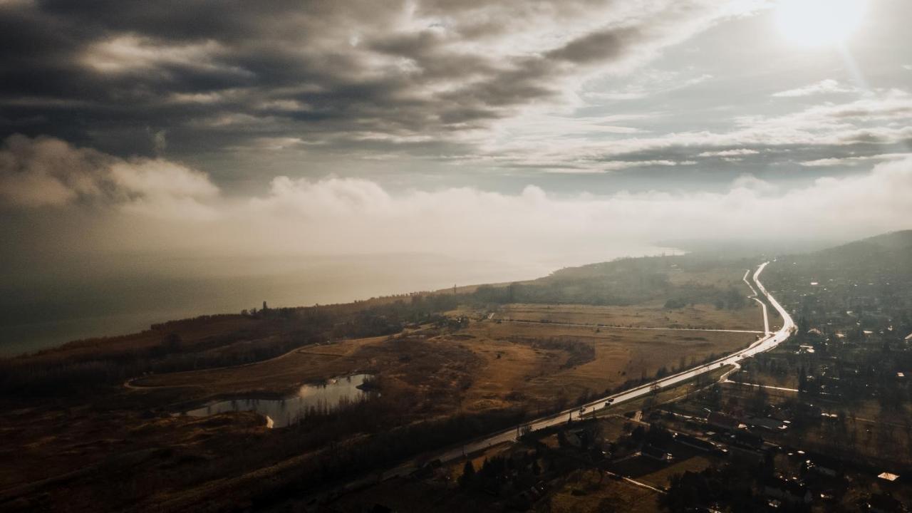Mandulas Kabin A Kishaz Dezsaval Es Kilatassal A Balatonra Balatongyörök エクステリア 写真