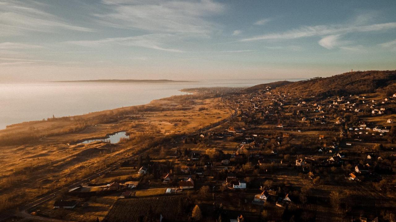 Mandulas Kabin A Kishaz Dezsaval Es Kilatassal A Balatonra Balatongyörök エクステリア 写真