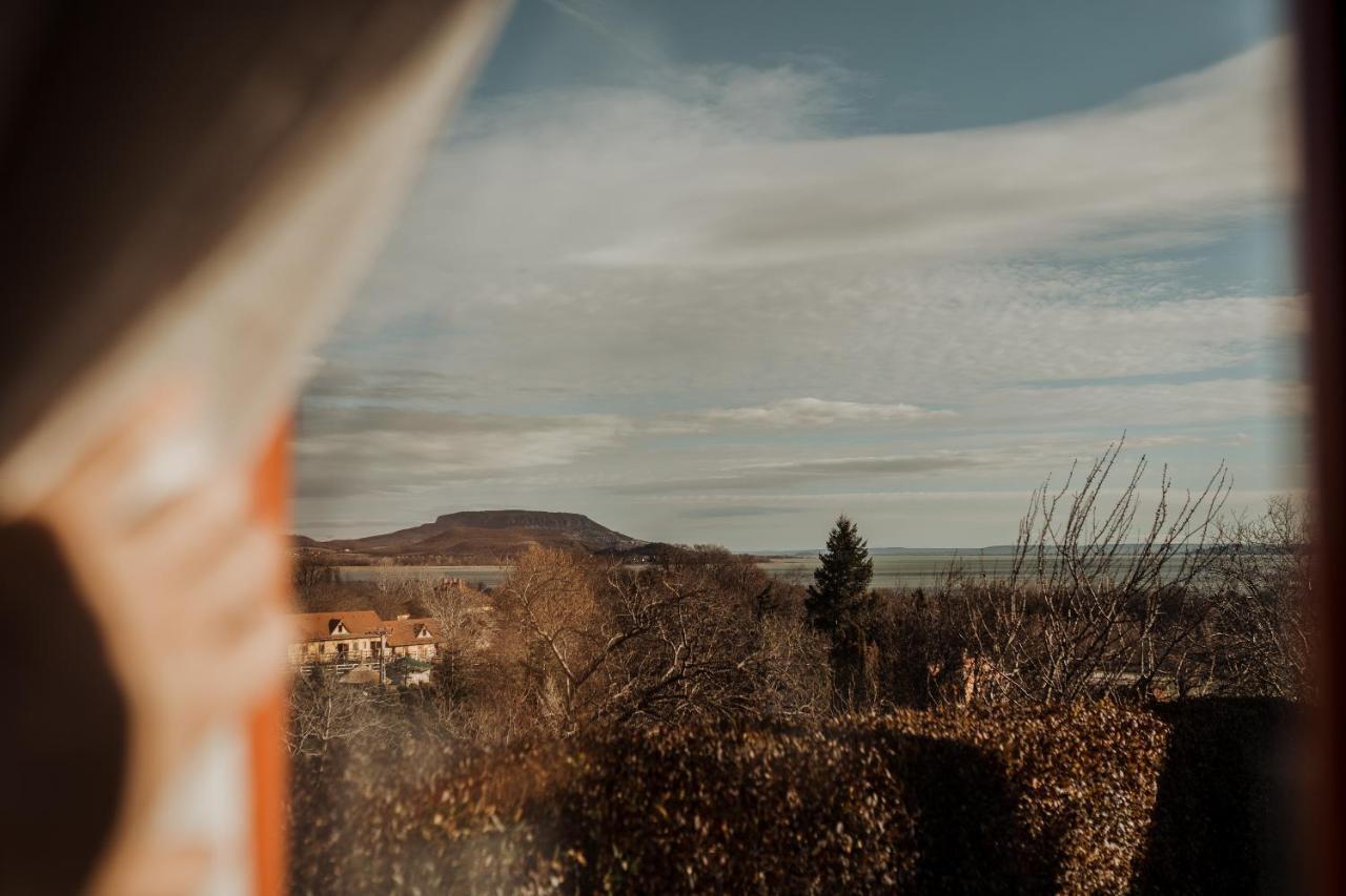 Mandulas Kabin A Kishaz Dezsaval Es Kilatassal A Balatonra Balatongyörök エクステリア 写真
