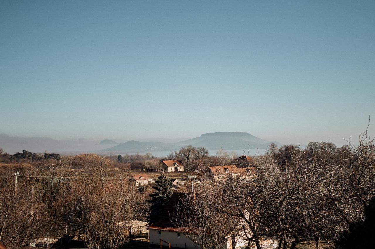 Mandulas Kabin A Kishaz Dezsaval Es Kilatassal A Balatonra Balatongyörök エクステリア 写真